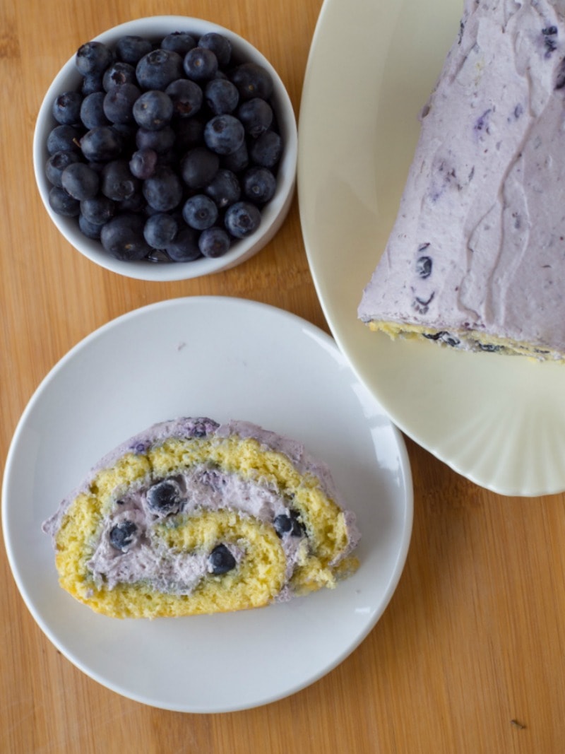 Recipe for easy homemade blueberry roll cake