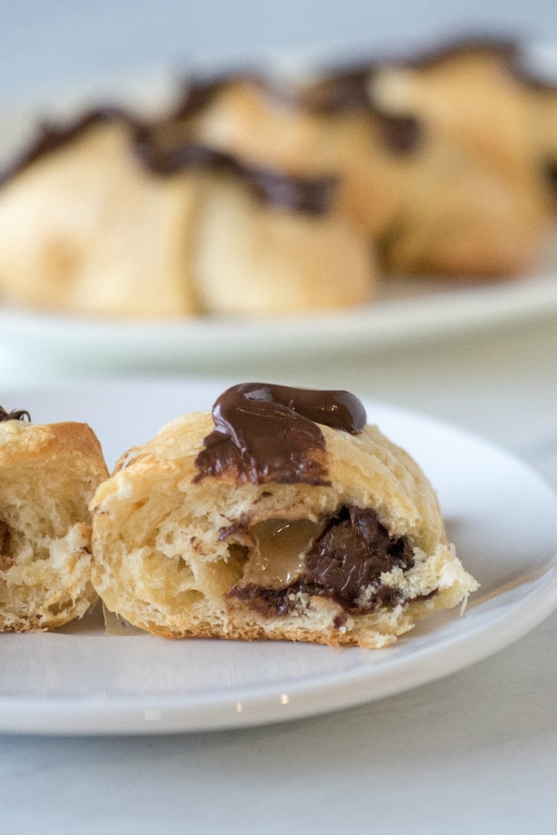 These easy Peanut Butter and Chocolate Crescent Rolls have only 3 ingredients and take just minutes to prepare - so you and your family can enjoy a tasty crescent roll dessert in no time at all, perfect for dessert, breakfast, brunch or a snack! #crescentrolldesserts #chocolate #easydessert