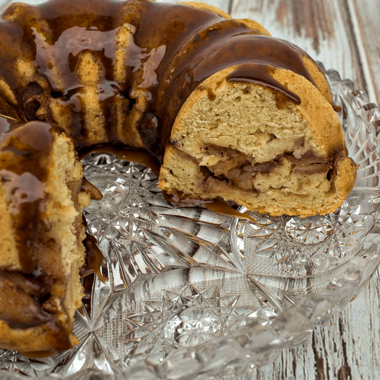 A bundt cake is sitting on a glass plate.