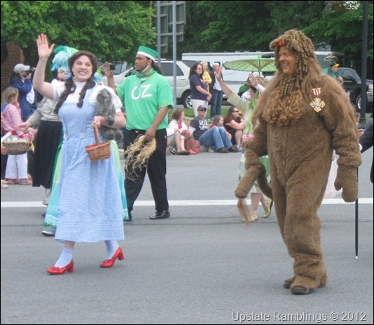 Dorothy and Cowardly Lion