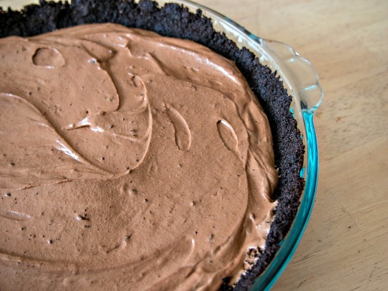 A chocolate oreo pie in a glass dish.