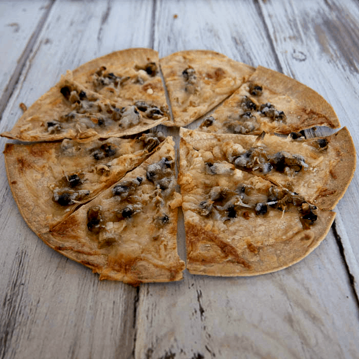 White Clam Pizza - a quick and easy family meal that can be ready in 15 minutes