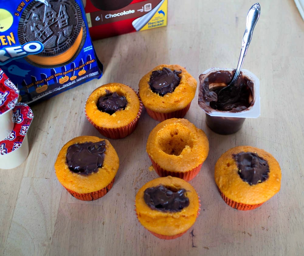 Filling the Cupcakes with pudding #SnackPackMixins #shop