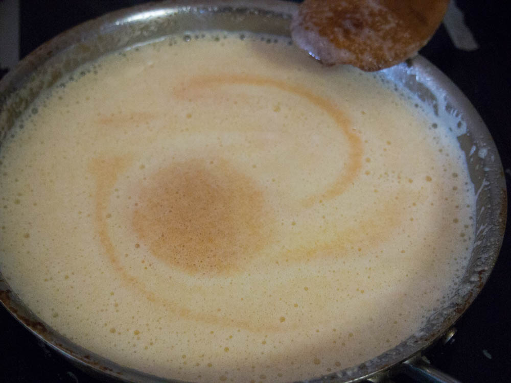 A frying pan with browned butter sugar cookies.