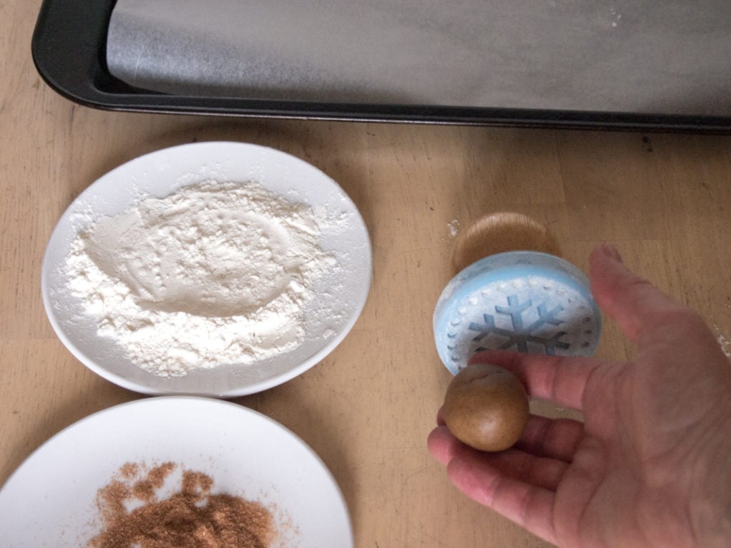 rolling the balls of dough for speculoos