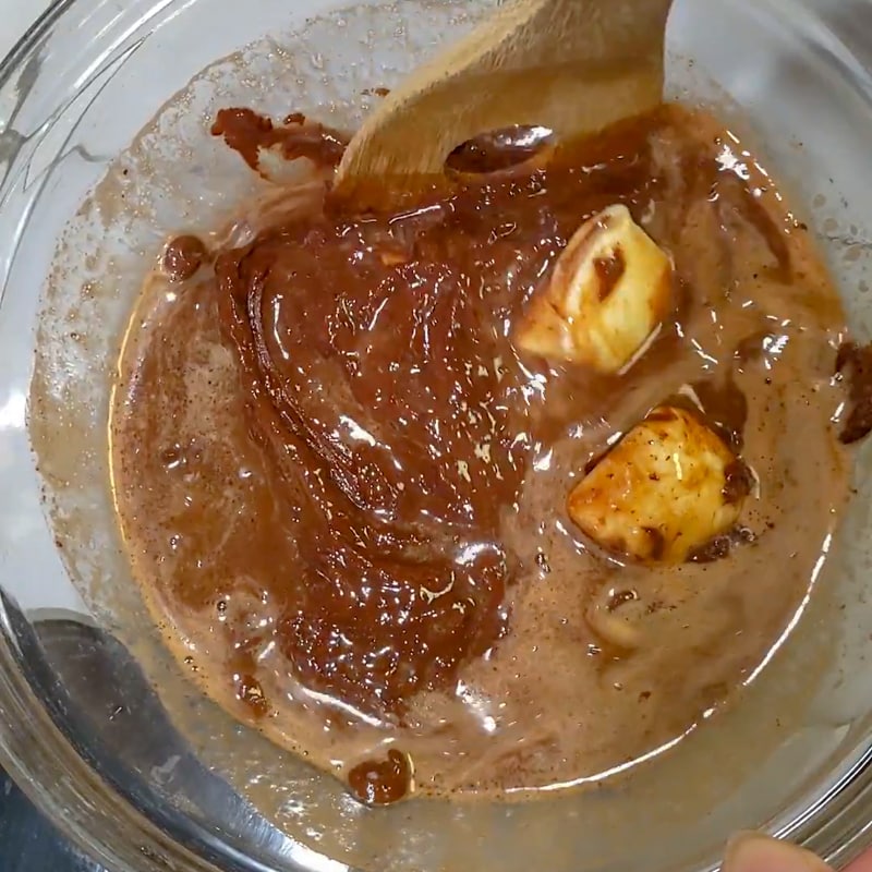 mixing the melted chocolate for ganache