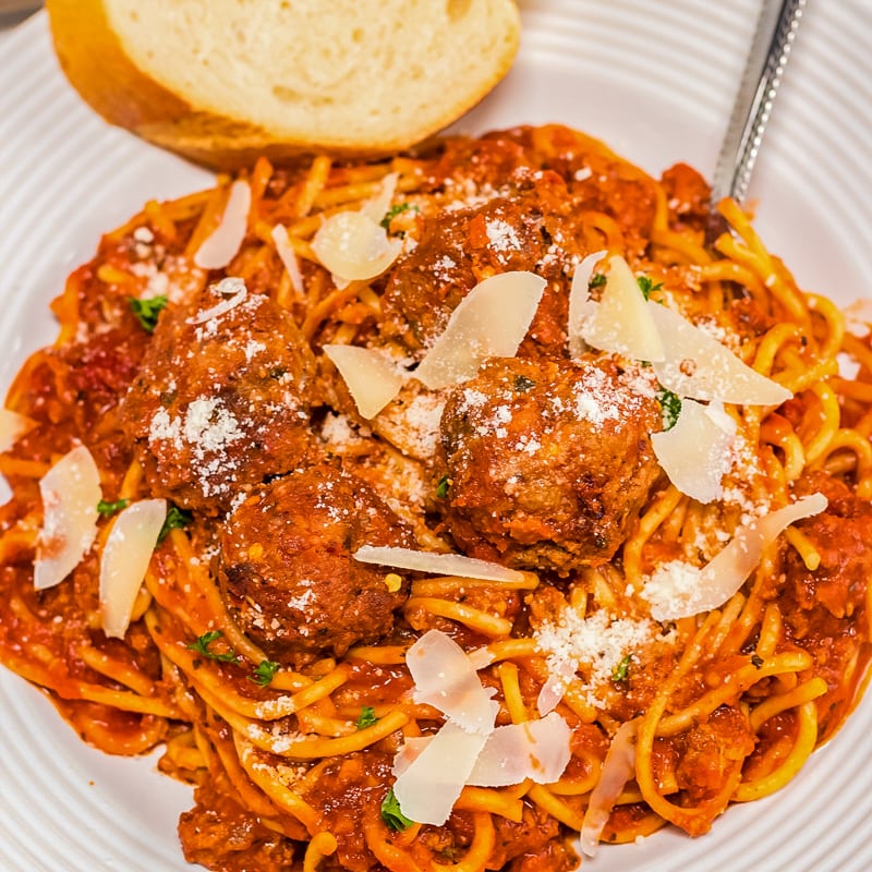 spaghetti and meatballs with Italian bread