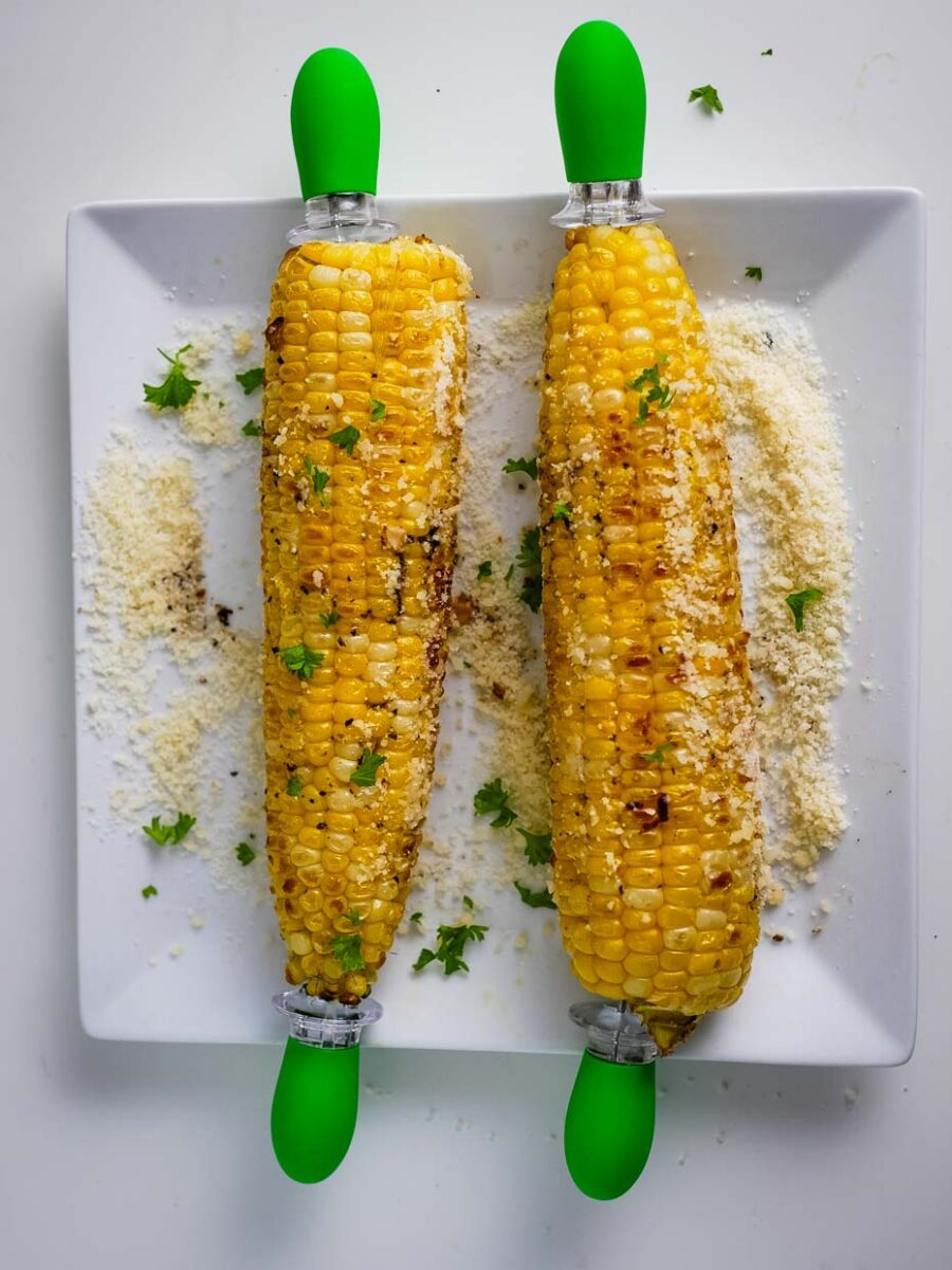 Ears of corn with garlic and parmesan.