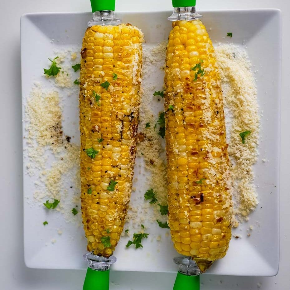 Ears of corn with garlic and parmesan.