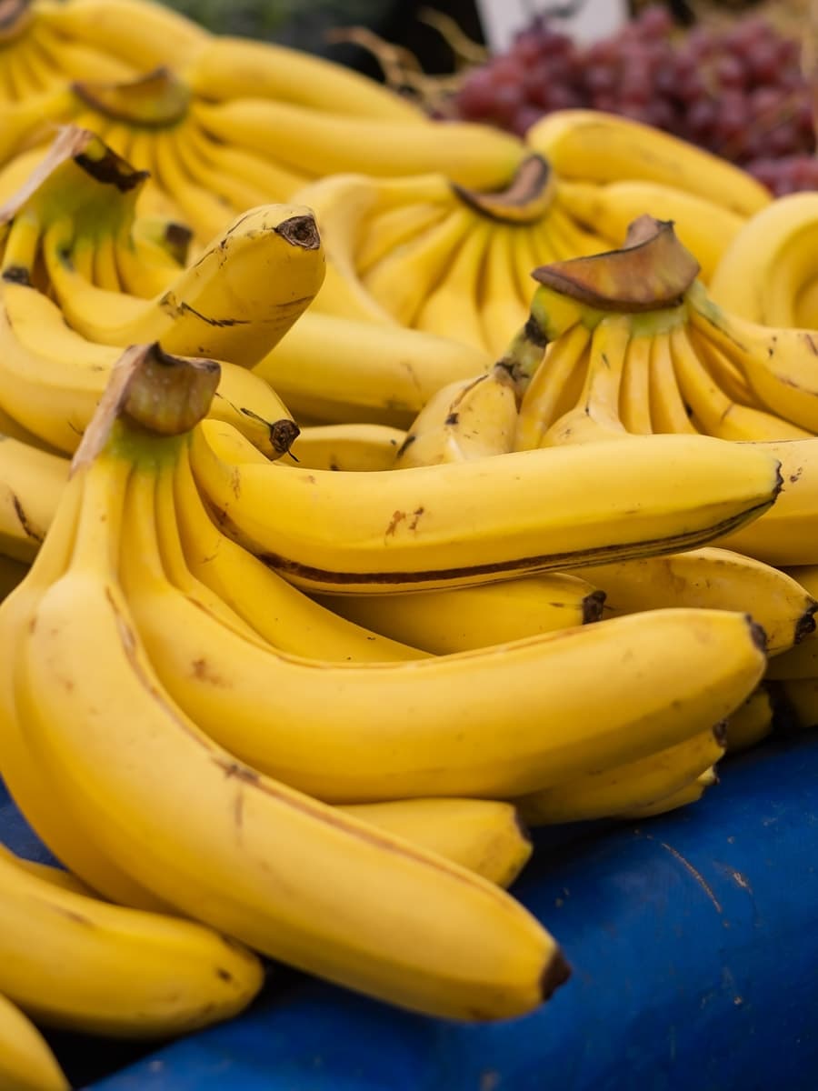         Description: A bunch of bananas, along with tips on how to store bananas.